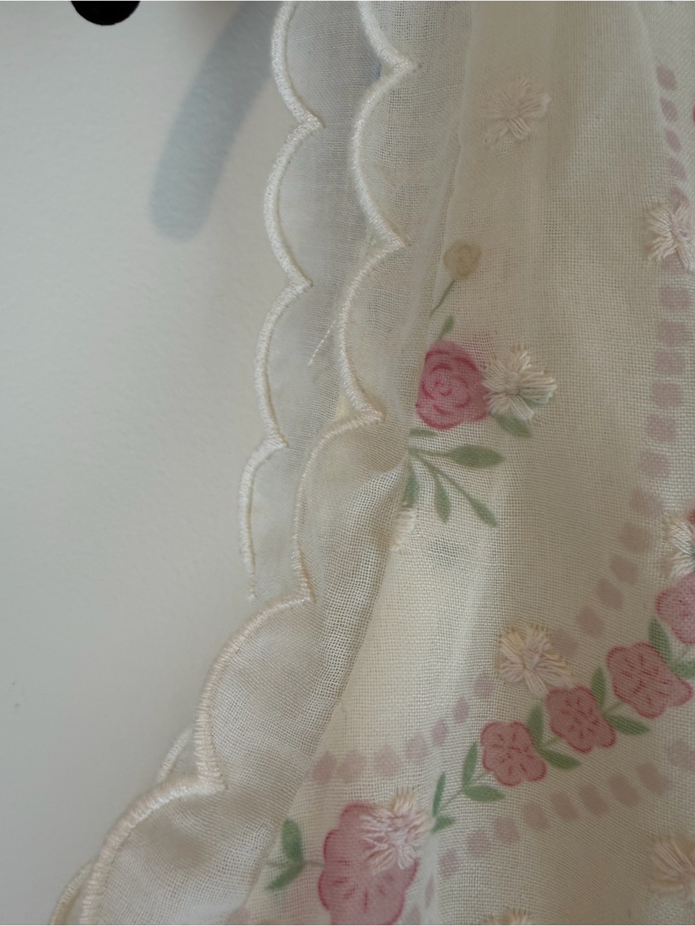 &Merci Cream Floral Sleeveless Blouse with Scalloped Trim Size medium - Picture 6 of 7
